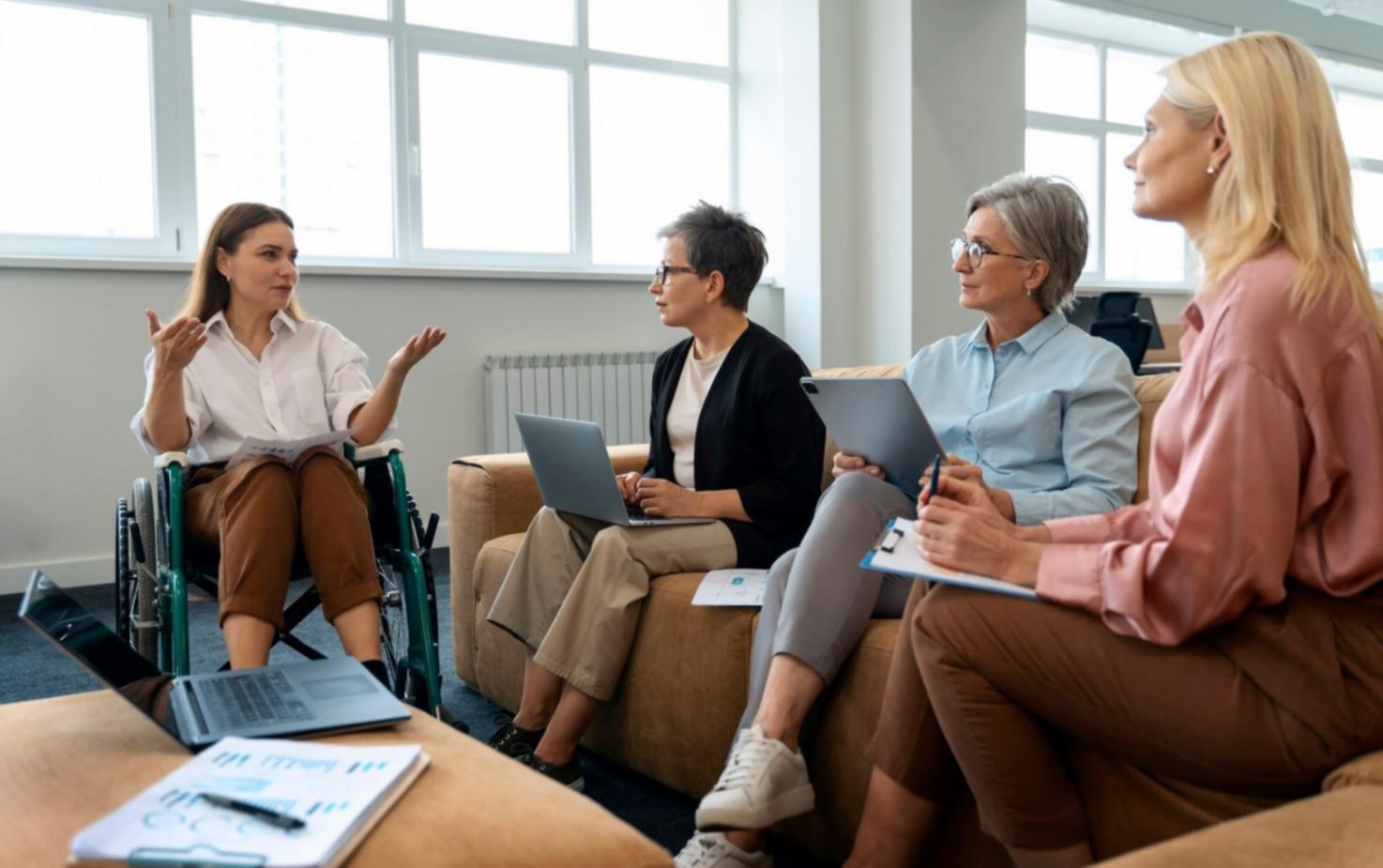Calendario financiero con gráficos de planificación mensual y anual