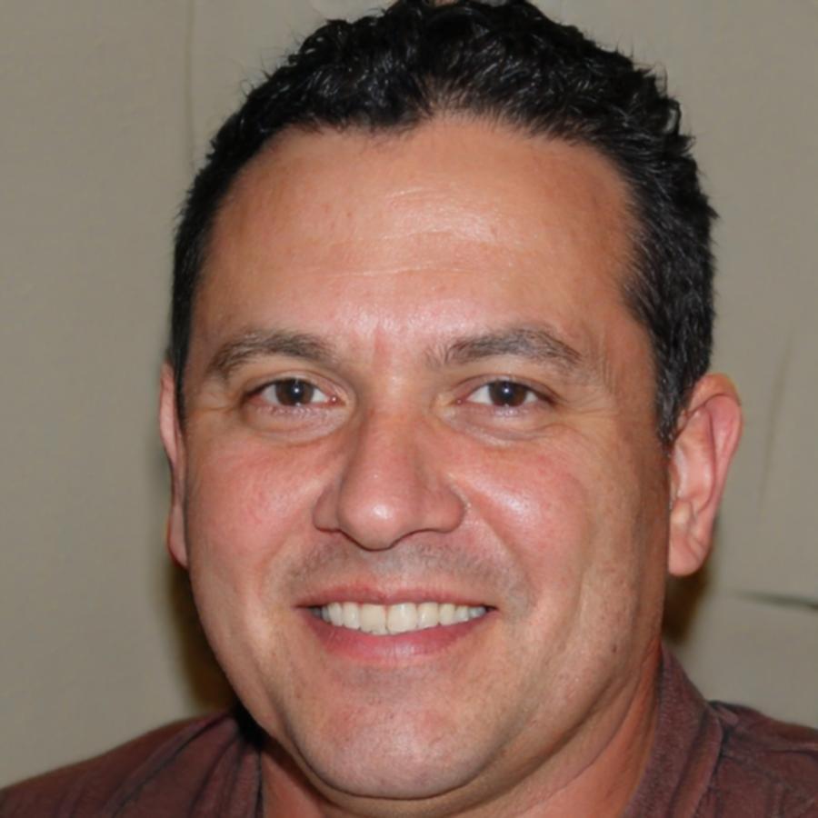 Retrato profesional de Adrián Montero, mentor técnico especializado